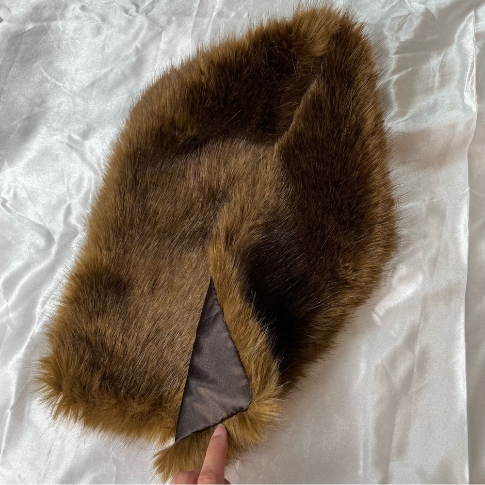 Danier Short Fur Pin Scarf - Picture 6 of 8